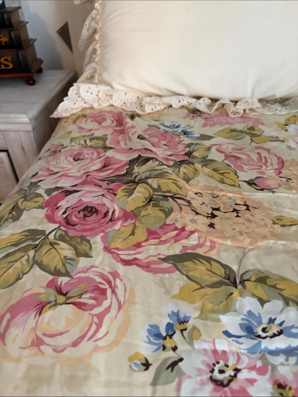 Floral Quilted Bedspread in Cream and Pink